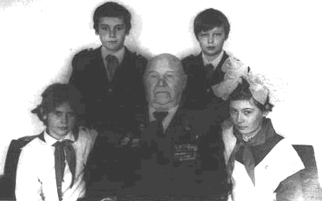 Митрофанович Давиденко на встрече с учениками Петровской средней школы, 1988 год.